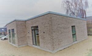 Moderne murstenshus med fladt tag i boligområde