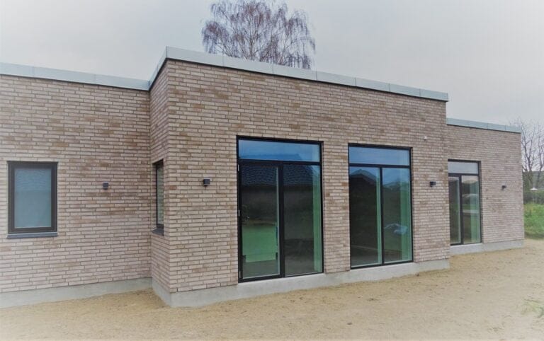 Moderne murstenshus med store vinduer