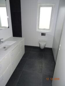 Moderne badeværelse med håndvask og væghængt toilet