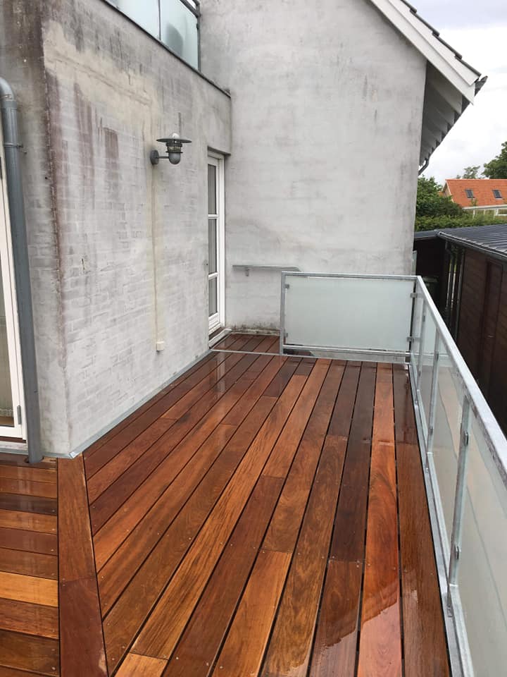 Nybehandlet altan med træterrasse og glasrækværk