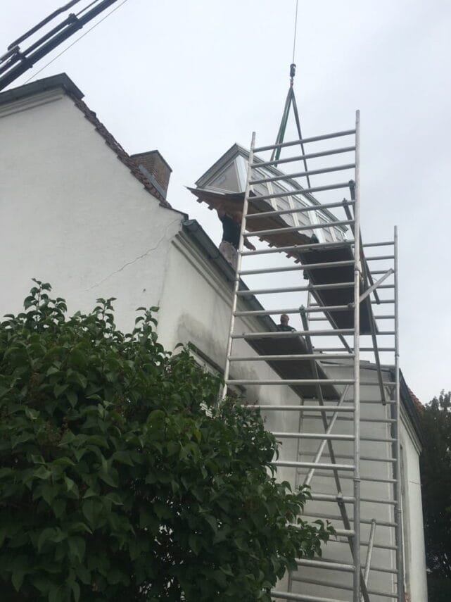 Montering af kvistvindue med kran på hus