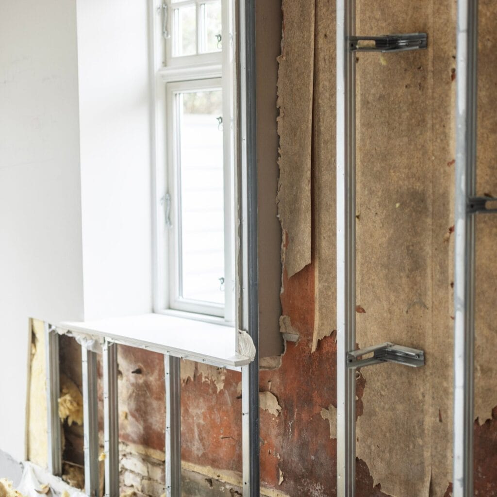 Renovering af væg med metalstolper og isolering