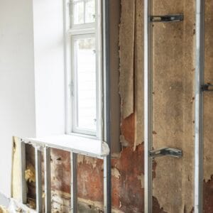 Renovering af væg med metalstolper og isolering