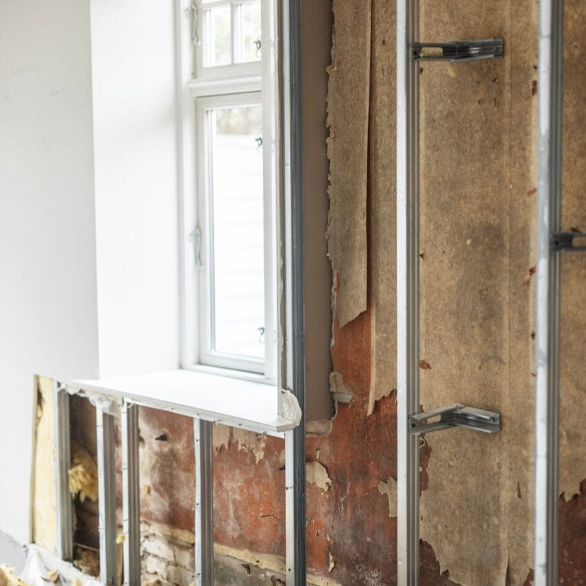 Renovering af væg med metalstolper og isolering
