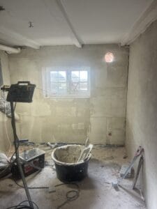 Renovering af værelse med pudsede vægge og værktøj