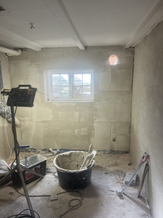Renovering af værelse med pudsede vægge og værktøj