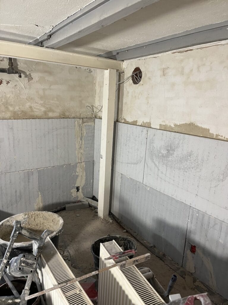 Renovering af værelse med værktøj og materialer