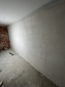 Ny pudset væg i renoveringsprojekt